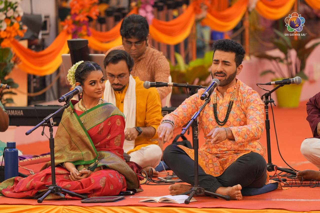 ‘Suranjali’ – Vocal Duet by Mr Abby V & Ms Antara Nandy | 100 Years of Sri Sathya Sai